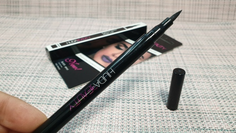 Eyeliner Stick HudaBeauty HM016